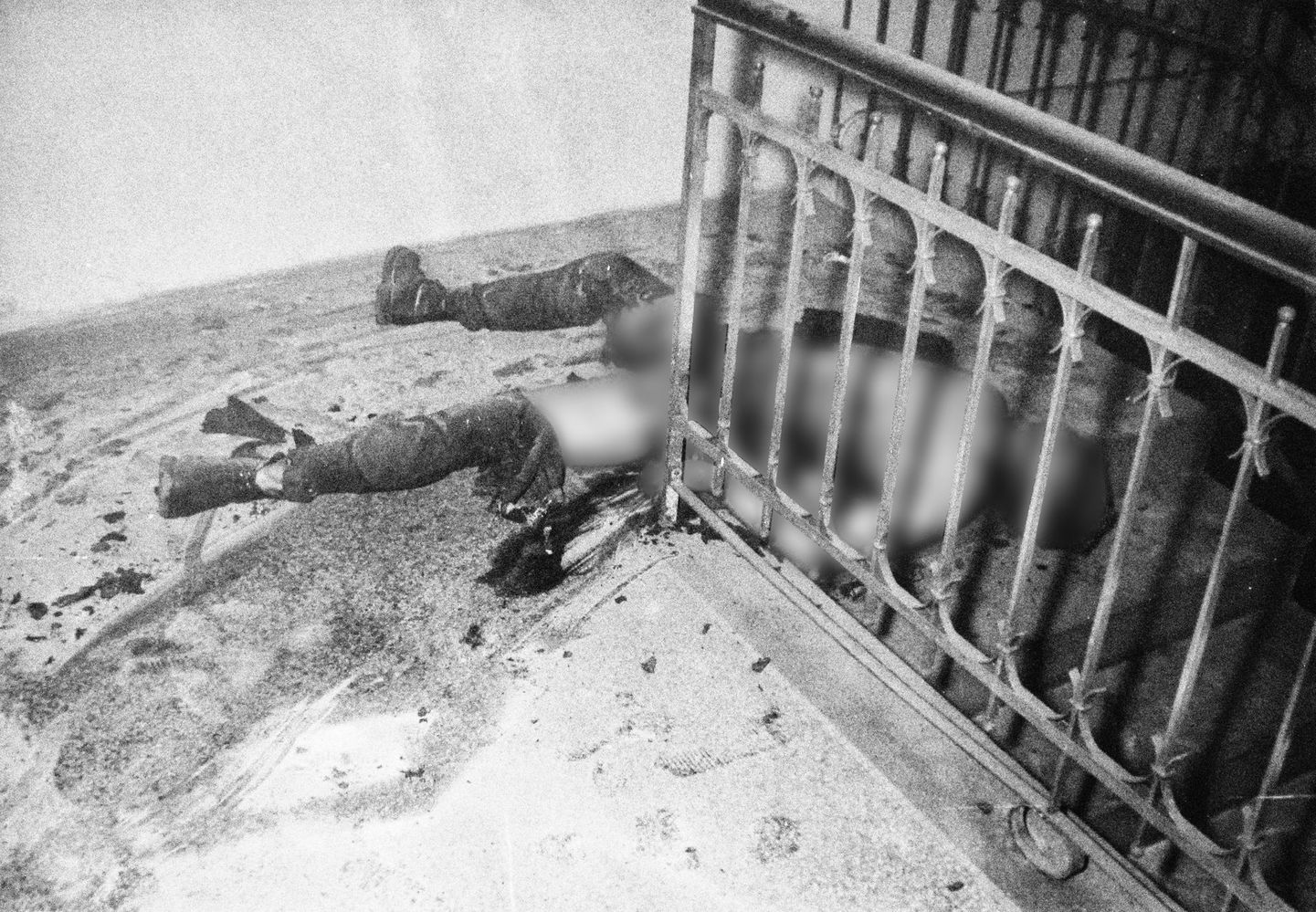 Tělo Jana Zajíce snímané z plošiny směrem na schodiště | Zdroj: Aktuálně.cz