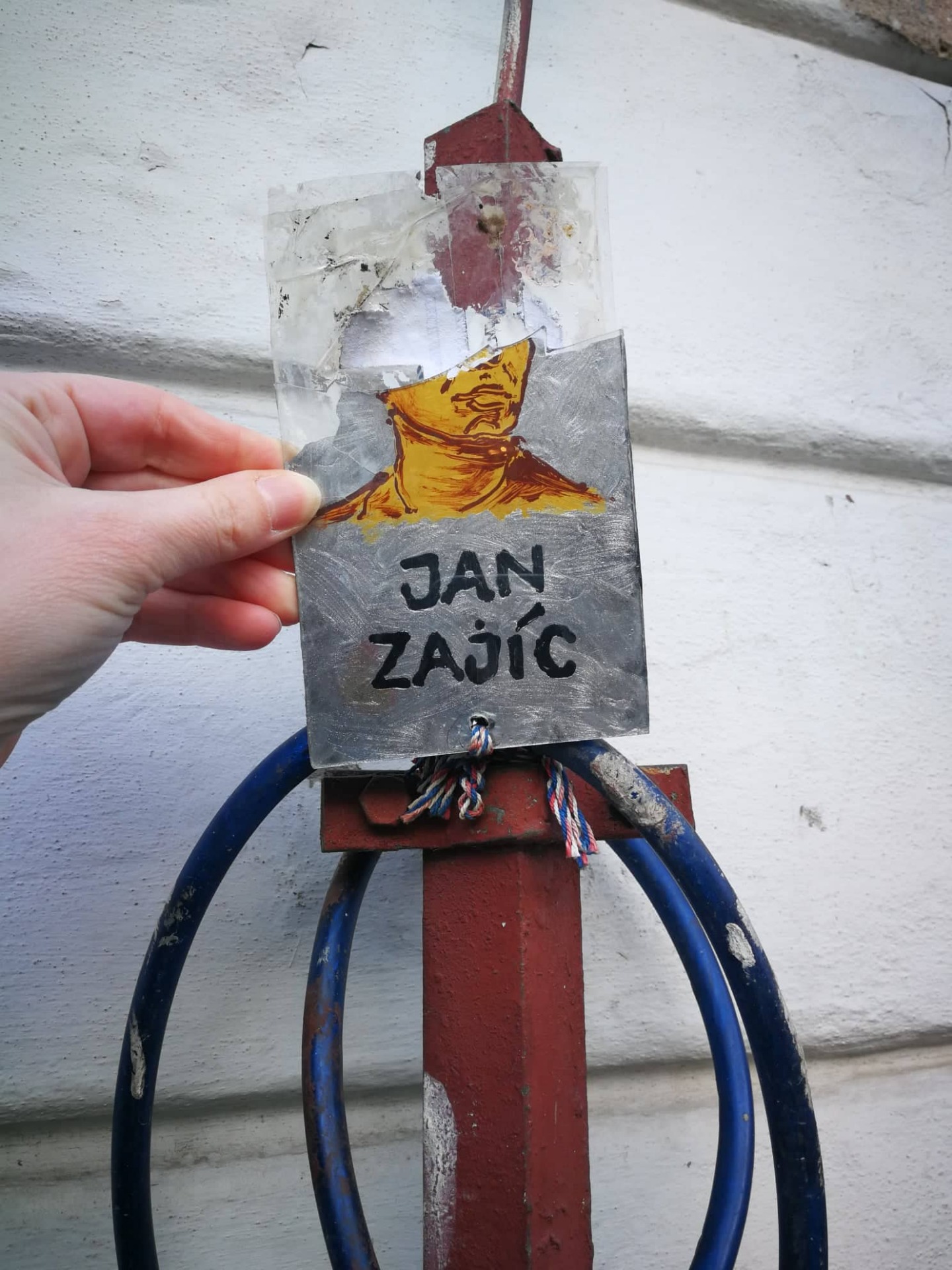 Portrét Jana Zajíce u průjezdu, kde se zapálil. Autorem je Josef "Pepino" Maraczi. | Zdroj: Charta Palach