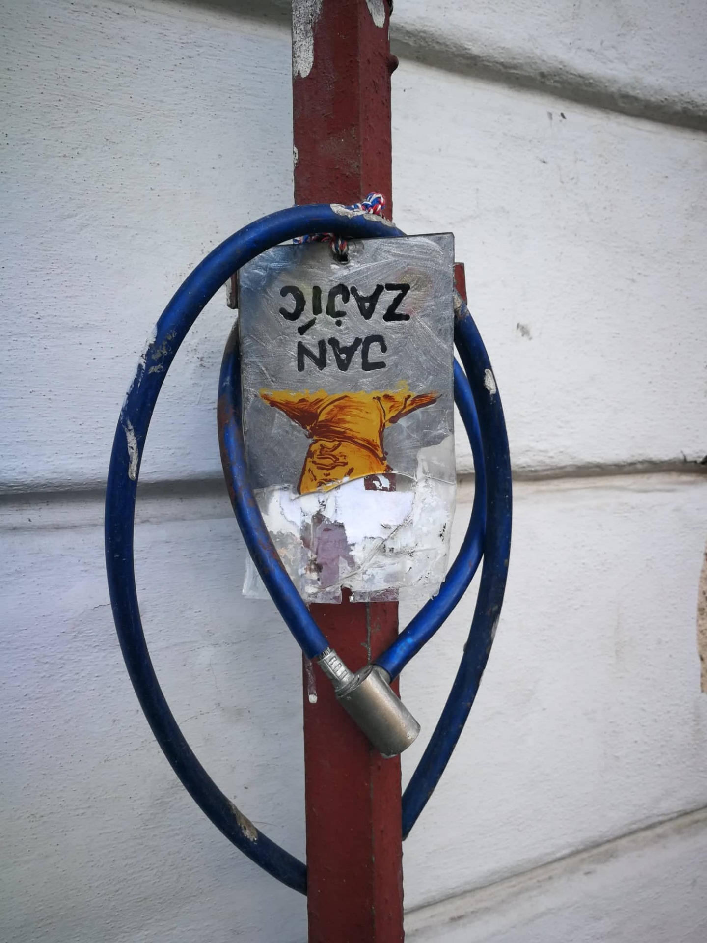 Neznámý vandal však podobiznu poškodil | Zdroj: Charta Palach